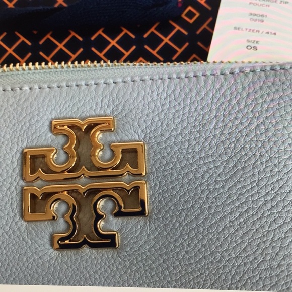 ❌SOLD❌Tory Burch Britten Lrg zip Wristlet, Seltzer - Picture 3 of 8